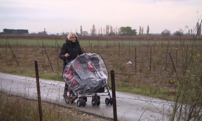 Babysitterin verlangt 45 €/h für 4 Babys. Quelle: Youtube Screenshot
