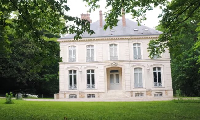 Wie eine Nacht im Bett von Karl Lagerfeld ein Haus vergoldet. Quelle: Youtube Screenshot