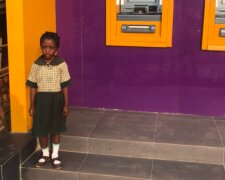 Das Mädchen machte seine Hausaufgaben im Licht der Geldautomaten: eine Bank beschloss, dass es an der Zeit war, das zu verändern