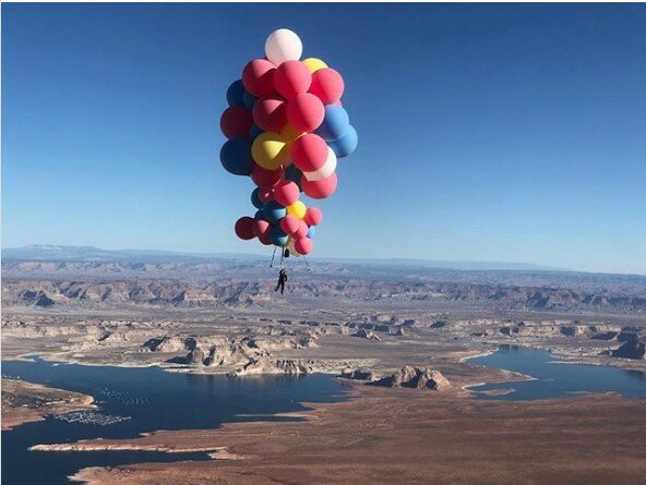 “The Mad Conjurer”: Der Illusionist David Blaine stieg mit Luftballons auf 7.300 Meter