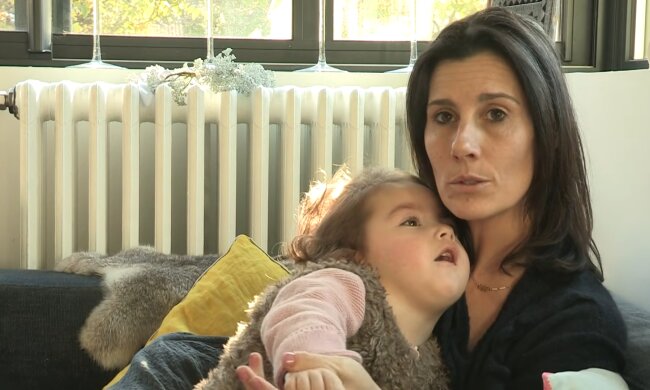 „Ich weine heimlich, damit mein Kind es nicht merkt“. Quelle: Youtube Screenshot