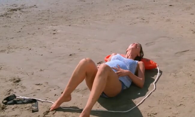 Entbindung am Strand. Quelle: Youtube Screenshot