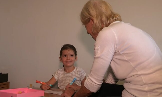 „Warum soll ich als Oma umsonst babysitten: Ich bekomme 17 Euro pro Stunde, um auf meine eigene Enkelin aufzupassen“