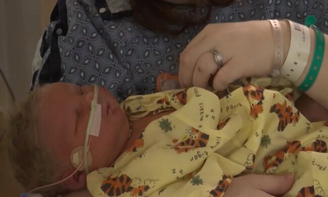 Wog bei der Geburt 7,2 Kilogramm. Quelle: Screenshot Youtube