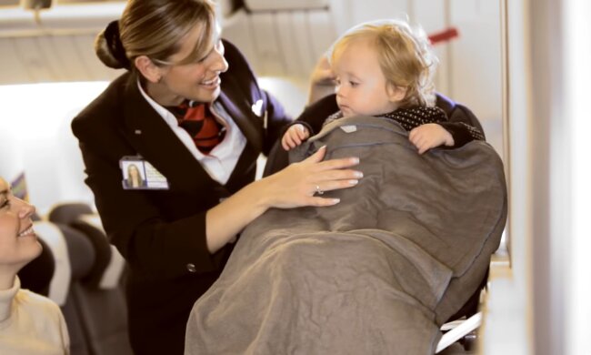 Kind im Flieger. Quelle: Youtube Screenshot