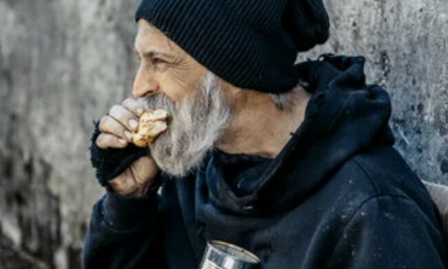 Eine junge Frau erkannte einen Klassenkameraden in einem Obchlosen und beschloss, ihm zu helfen