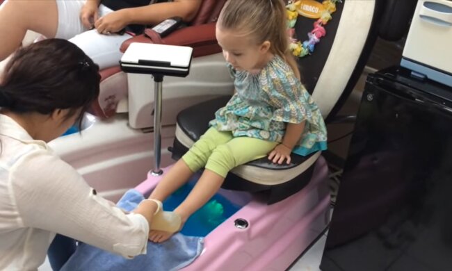 "Einmal im Monat geht meine 4-jährige Tochter zur Pediküre für Erwachsene: Ich denke, das ist sehr wichtig"