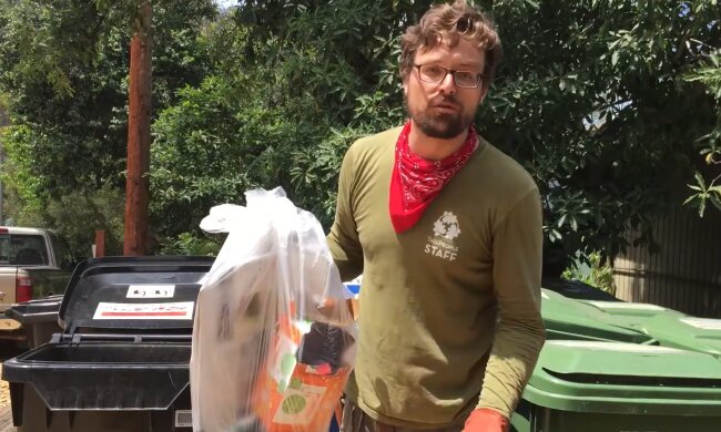Müll-Detektiv auf Streife. Quelle: Youtube Screenshot