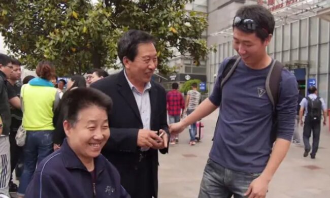 Warum gibt ein Junge vor, der Sohn eines alten Ehepaars zu sein