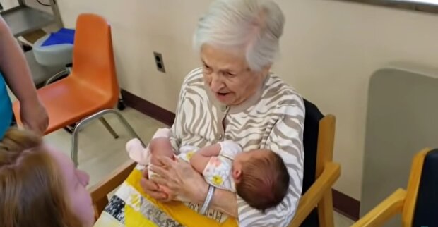 Oma mit Enkelin (Symbolbild). Quelle: Youtube Screenshot