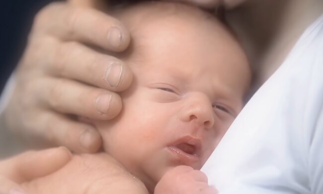 Obdachlose Mutter und ihr Sohn finden in jedem Moment Freude. Quelle: Screenshot Youtube