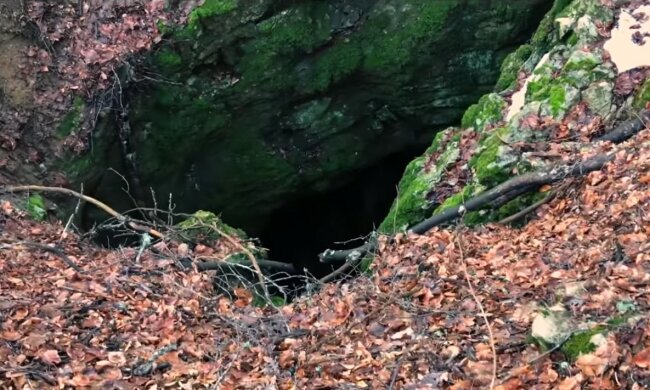 Eingang der Höhle. Quelle: Youtube Screenshot