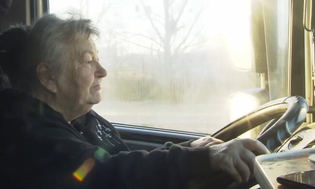 Sie ist 76 und bügelt mit ihrem Lkw noch jeden Jungfahrer weg: Rosi fährt mit 40 Tonnen durchs Leben