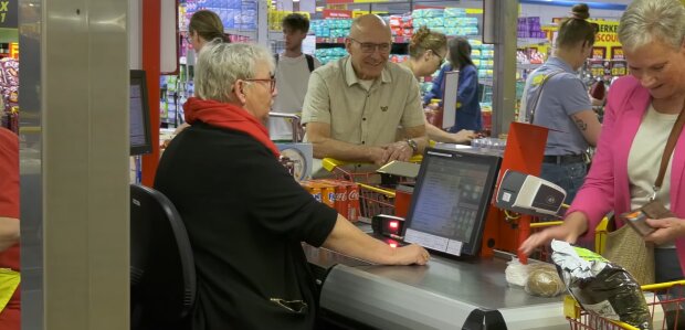 Kassiererin spricht Klartext. Quelle: Youtube Screenshot