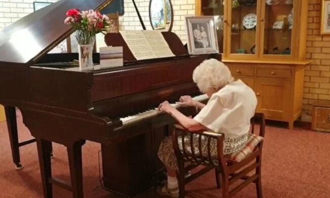 Die 95-jährige Großmutter beschloss, Kla­vier­spiel zu lernen, um Geld für wohltätige Zwecke zu sammeln