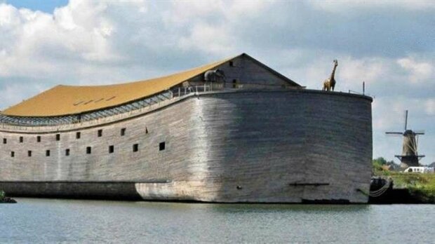 Der niederländische Schreiner hat eine maßstabsgetreue Nachbildung von Noahs Arche gebaut und möchte nun nach Israel schwimmen