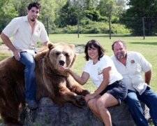 Ungewöhnliches Hobby einer Familie: vierzehn Bären im Garten