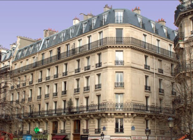 Frau zeigte eine gewöhnliche Wohnung in Paris: Es gibt kaum genug Platz für eine Person dort