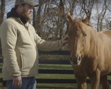 Pferd und Mann. Quelle: Screenshot YouTube