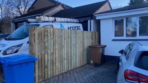 Ein Paar baute einen Zaun, um einen lästigen Nachbarn loszuwerden: jetzt müssen sie eine hohe Geldstrafe zahlen, Details