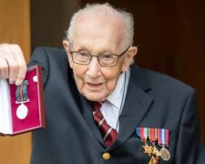 “Es wird grandios gefeiert”: Kapitän Tom Moore, der Dutzende Millionen Pfund für britische Ärzte gesammelt hat, feiert sein 100-jähriges Jubiläum