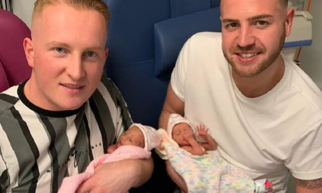 In der 30 Woche der Schwangerschaft wurden die Zwillinge angekuschelt geboren, Details