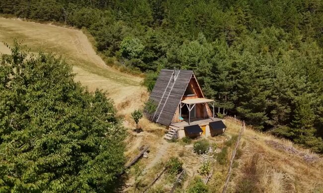 41-Jährige verkauft ihr selbst gebautes Holzhaus – ohne Erfolg. Quelle: Youtube Screenshot