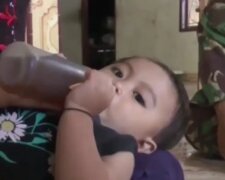 Kaffeesüchtiger von klein auf: Warum eine Mutter in Indonesien ihr einjähriges Baby mit Kaffee anstelle von Milch nährt