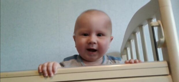 Ein glücklicher Moment: Das Baby, das nicht gut sehen kann, sah zum ersten Mal das Gesicht seines Vaters