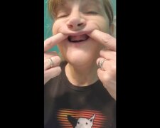 Die unermüdliche Stärke einer 60-jährigen Frau ohne Zähne. Quelle: Youtube Screenshot