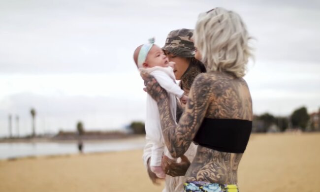 Tattoo-Mom. Quelle: Youtube Screenshot