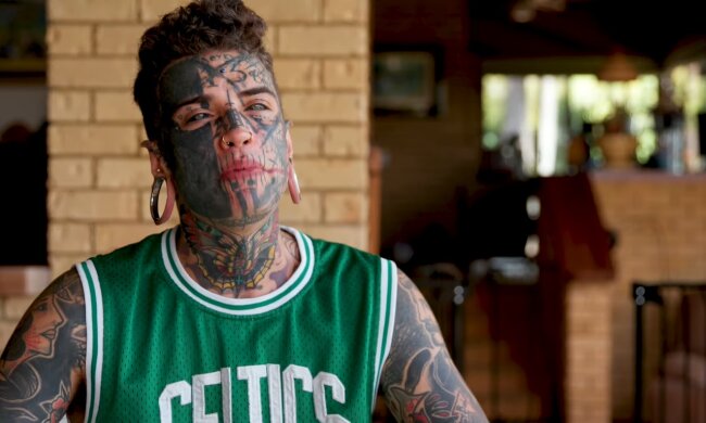 Die Kunst auf der Haut. Quelle: Youtube Screenshot