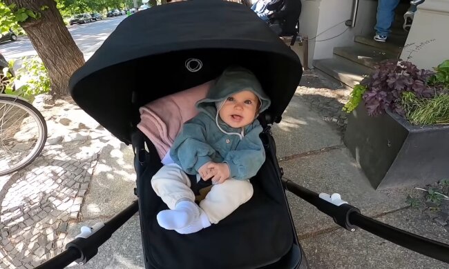 Junge Eltern klagen. Quelle: Youtube Screenshot