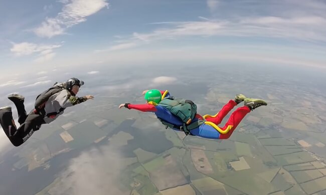 Fallschirmspringen. Quelle: Youtube Screenshot