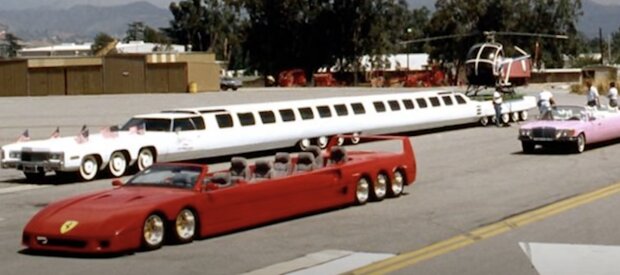An der längsten Limousine der Welt. Quelle: Screenshot YouTube