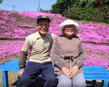 Ein liebender Ehemann verwandelte 2 Jahre lang das Feld in ein Blumenbeet, um seine Frau mit ihr Lächeln wieder sehen zu können