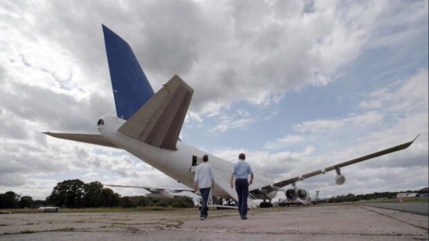 Vom Himmel gefallen: Wie ein Mann einen 9.000 km langen Flug nach London an einem Flugzeugfahrwerk überlebte