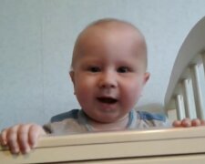 Ein glücklicher Moment: Das Baby, das nicht gut sehen kann, sah zum ersten Mal das Gesicht seines Vaters