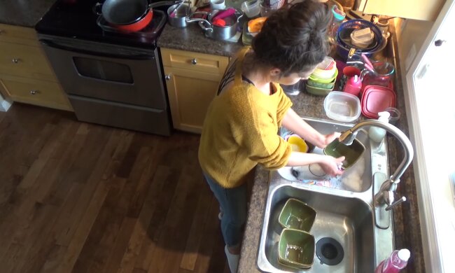 Der Charme des verschobenen Abwaschs. Quelle: Youtube Screenshot