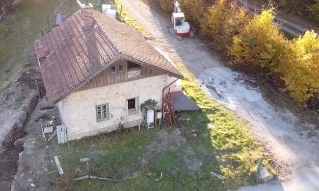 Mann kaufte ein Haus für 100.000 Dollar und fand darin ein Versteck, dessen Inhalt ihn reich machte