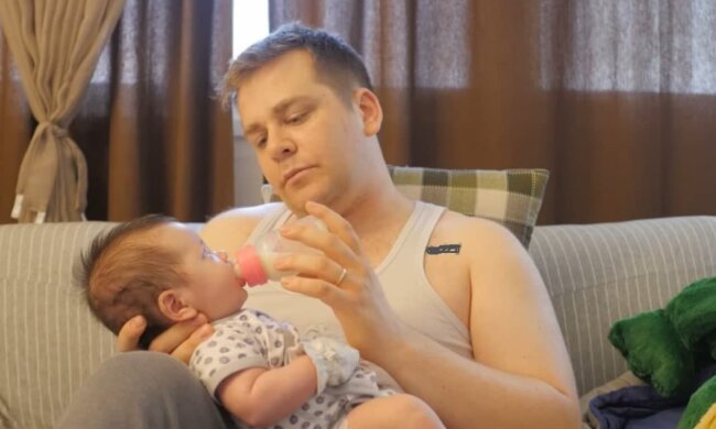 Fürsorglicher Vater. Quelle: Screenshot YouTube