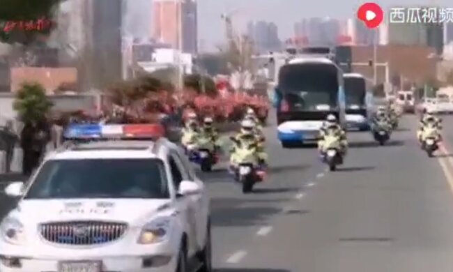 Aus dem Grunde der Schwächung des Coronavirus werden die freigelassenen Mediziner aus den infizierten Gebieten Chinas gebracht, um ihren europäischen Kollegen zu helfen