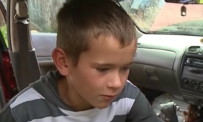 Wachsamer junger Passant. Quelle: Screenshot YouTube