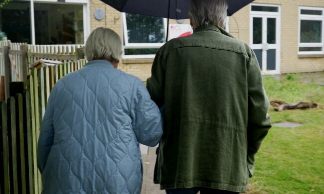 Zwangsgeräumtes Rentnerehepaar steht vor ungewisser Zukunft. Quelle: Youtube Screenshot