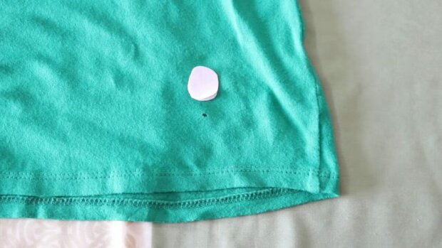 Wie “näht” man ein Loch in Kleidung ohne Nadel und Faden