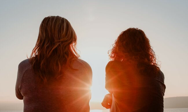 Die Geschichte einer echten Freundschaft: Frau adoptiert vier Kinder einer Freundin, die nicht mehr lange zu leben hatte