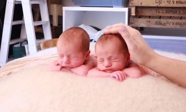Neugeborene Zwillinge. Quelle: Screenshot Youtube