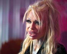 „Ich habe mein Gesicht und meinen Körper neu erfunden – und liebe es“. Quelle: Youtube Screenshot