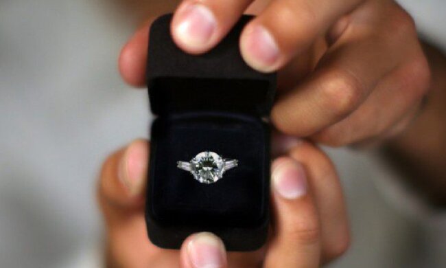 Nachdem er einer Frau ihren Ring gestohlen hatte, machte Mann einer anderen einen Heiratsantrag, Details