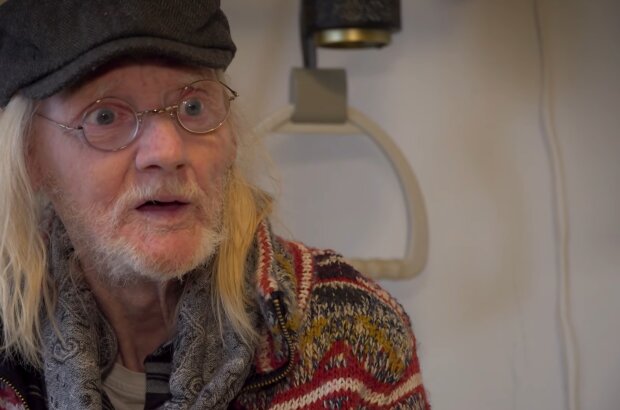 „Einsamkeit frisst mich auf – und niemand hält meine Hand“. Quelle: Youtube Screenshot